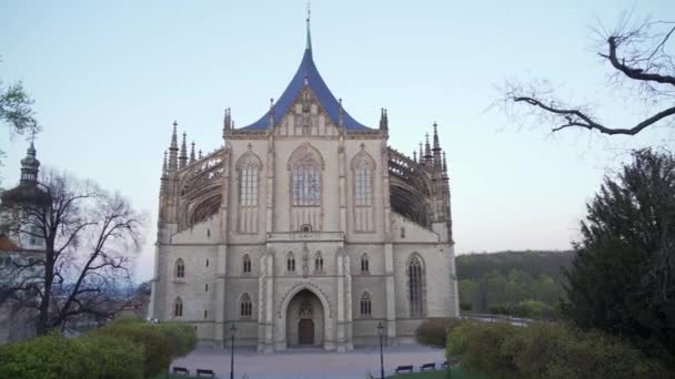 聖バーバラ大聖堂の正面からの眺めクトナ チェコ共和国で最も必見の場所の1つ パンニングは左 — ストック動画