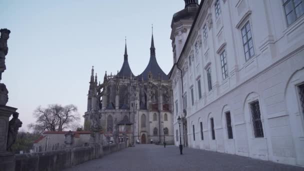 聖バーバラ教会 チェコ共和国 それから歩いて 滑らかな安定した夜のショット — ストック動画