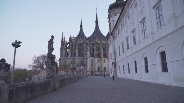 聖バーバラ大聖堂 チェコ共和国 それに向かって歩いて 滑らかな安定した夜のショット — ストック動画