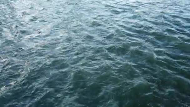 Vista Arriba Hacia Abajo Agua Azul Picada Del Océano — Vídeo de stock