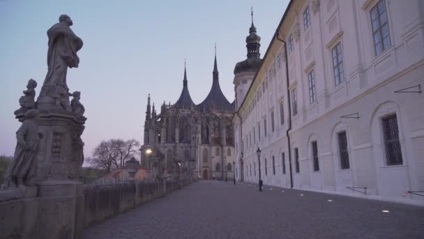 チェコ共和国クトナ ホラの聖バーバラ大聖堂に向かって歩くと ライトアップされた夜のショット — ストック動画