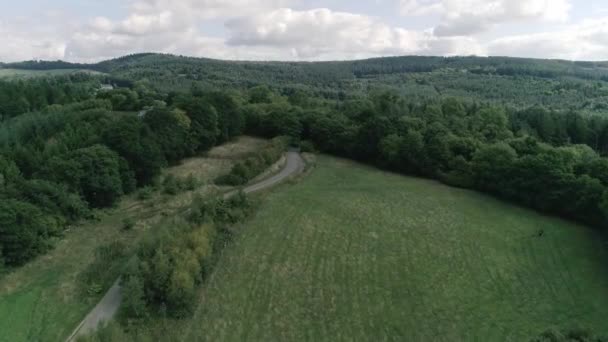 イギリスのデヴォン州エンベルコム上空での空中射撃を前進させる 木と田園風景の概要 — ストック動画