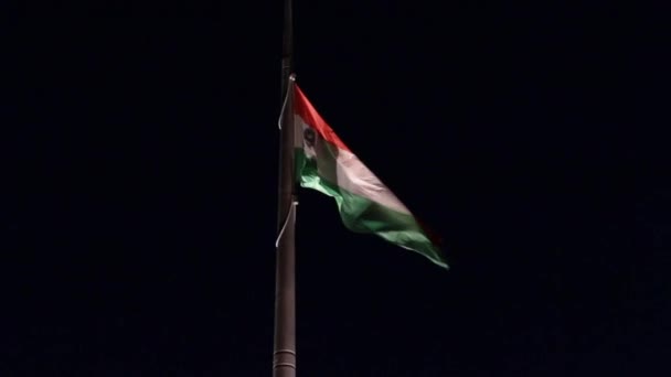 Geceleri Rüzgarda Dalgalanan Macar Bayrağının Görüntüsüne Zum Yaptım — Stok video