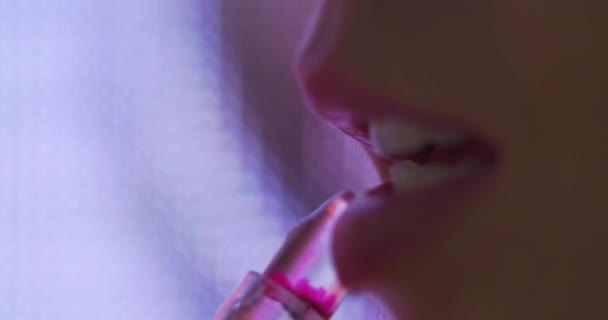 립글로스는 Led 라이트 배경에서 빛나는 동안그녀의 입술에 — 비디오