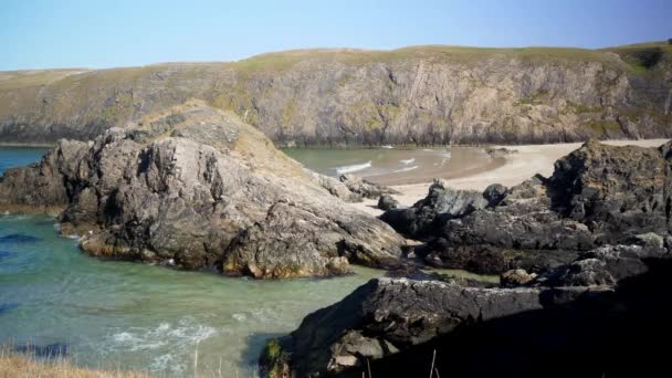 Large Débouché Rocheux Sur Une Plage Sable Fin Sur Côte — Video