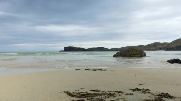 Tiro Baixo Praia Oldshoremore Sutherland Ondas Lavam Praia Ilha Como — Vídeo de Stock