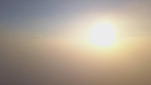 Lecące Nad Chmurami Pięknemu Złotemu Słońcu Południu Prawdziwe Chmury Strzał — Wideo stockowe