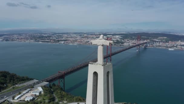 Disparo Aéreo Dron Alrededor Estatua Cristo Rey Puente Lisboa Con — Vídeo de stock