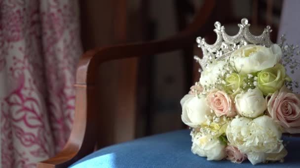 Düğün Gelini Buketi Nin Tacı Üzerinde Ağır Çekimde — Stok video