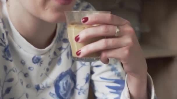 Drinken Van Platte Witte Koffie Uit Een Glas Half Klaar — Stockvideo