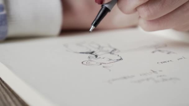 Disegno Una Silhouette Donna Carta Bianca Sketchbook Angolo Primo Piano — Video Stock