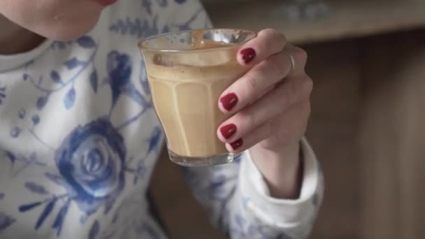 Grote Slok Platte Witte Koffie Uit Een Glas Close Van — Stockvideo