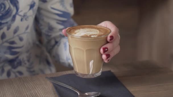 Jong Mooi Meisje Drinken Platte Witte Koffie Pick Glas Van — Stockvideo