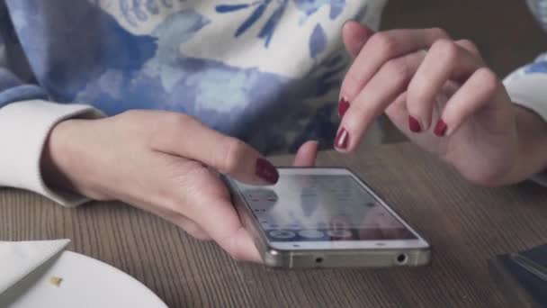 友人へのメッセージを入力する携帯電話のディスプレイと女性の指の閉鎖 — ストック動画