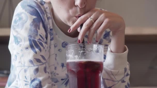 Jong Kaukasisch Meisje Drinken Rode Limonade Met Een Plastic Rietje — Stockvideo