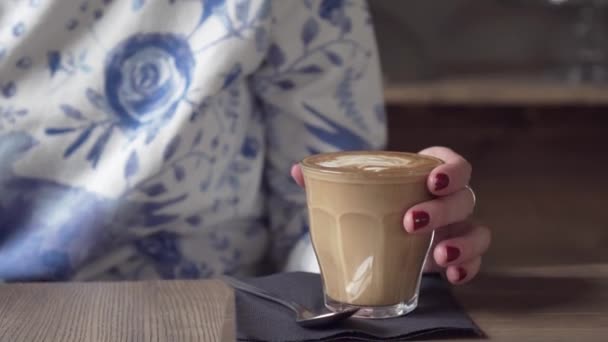 Jong Mooi Meisje Drinken Platte Witte Koffie Pick Glas Van — Stockvideo