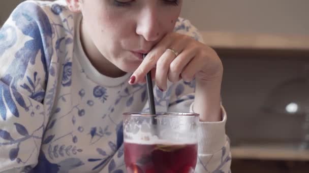 Młody Biały Dziewczyna Pije Czerwony Lemoniada Plastikowe Słomka — Wideo stockowe