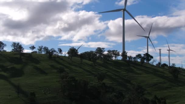 オーストラリアの農村部で風力タービンファームを明らかにする空中上昇 — ストック動画