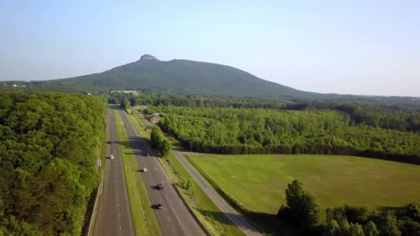 Route Primeiro Plano Com Pilot Mountain Fundo — Vídeo de Stock