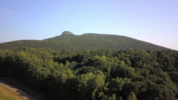 Pilot Mountain Aerial Северной Каролине — стоковое видео