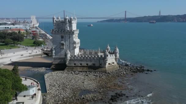 位于葡萄牙里斯本Santa Maria Belem教区的Belem塔 Torre Belem或圣文森特塔 的空中俯瞰25号德阿布里尔桥 — 图库视频影像