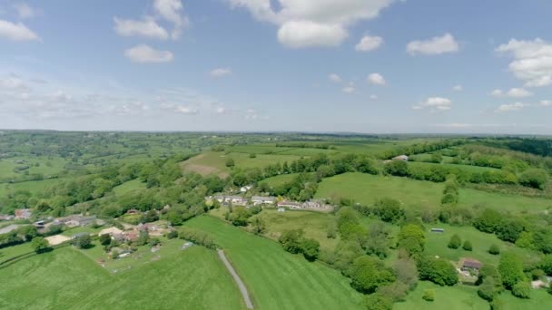 Tracciamento Aereo Lontano Intorno Caratteristico Villaggio Inglese Che Trova Alto — Video Stock