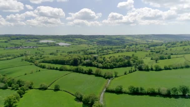 Aerial Tracking Quaint Countryside Green English Fields — Stock Video