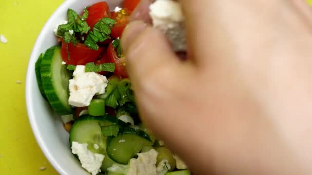 Top Una Ciotola Insalata Formaggio Feta Mediterranea Una Mano Aggiunge — Video Stock