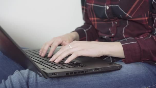 Manos Niña Escribiendo Teclado Negro Portátil Oficina Casa Plano Lateral — Vídeos de Stock