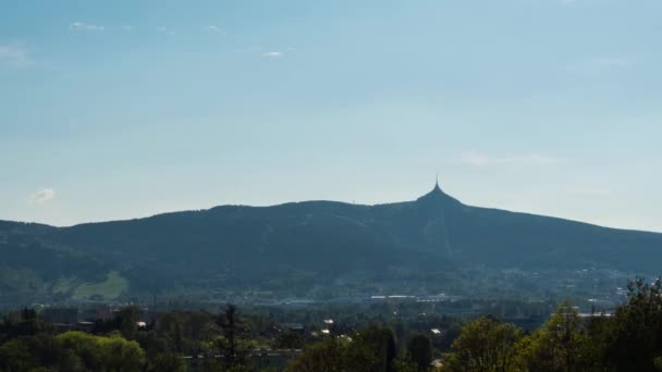Timelapse Miasta Liberec Czechach Jested Wieżą Tle Widok Zoomu — Wideo stockowe