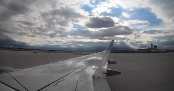 Een Tijdsverloop Van Een Vliegtuig Dat Uit Poort Van Luchthaven — Stockvideo