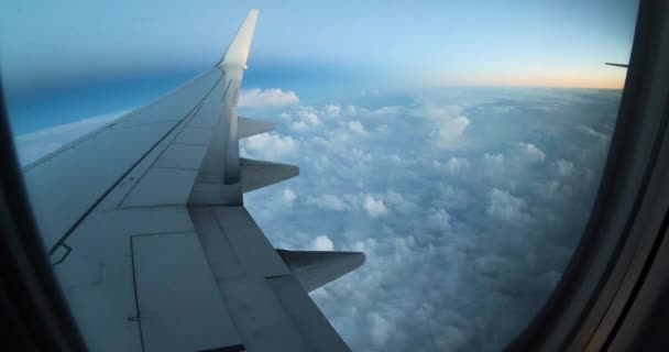 Blauwe Wolken Vliegen Voorbij Als Het Gladde Vliegtuig Hen Heen — Stockvideo