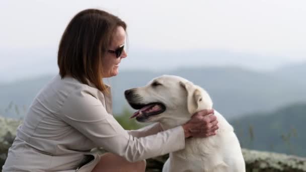 Жінка Домашні Тварини Білий Лабораторний Собака Горами Задньому Плані — стокове відео