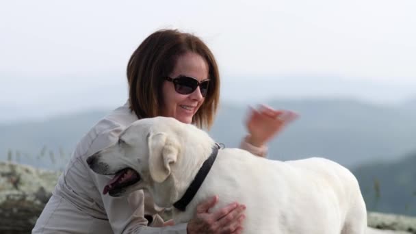 Mujer Mascotas Laboratorio Blanco Con Montañas Fondo — Vídeos de Stock