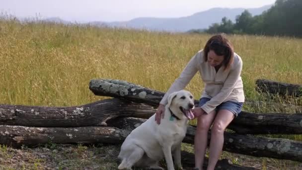 Woman White Lab Outdoors Mountain Backdrop — Stock Video