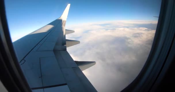 从飞机窗口看到的时差 从早到晚 我们飞越云彩和大地 — 图库视频影像