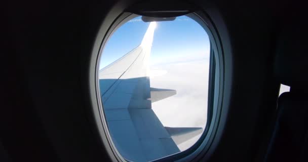 飛行機の窓の方への傾きとして人の目からのPovと青い空を見て — ストック動画