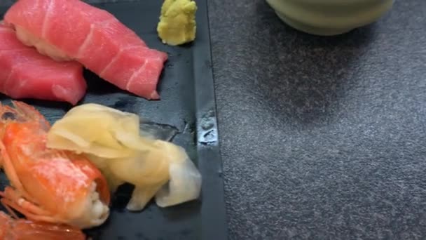 Close Zicht Vergulde Otoro Amaebi Sushi Klaar Worden Gegeten Een — Stockvideo