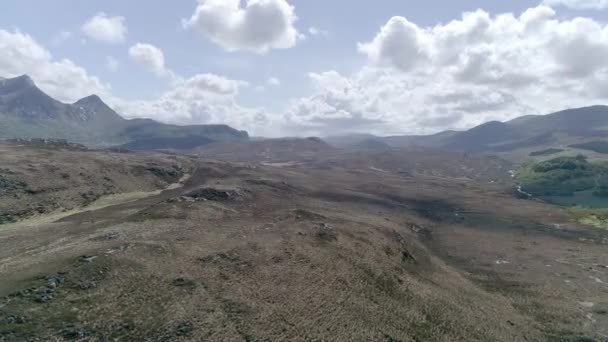 Arcing Antenn Över Sutherland Skottland Moorland Och Avslöjar Det Majestätiska — Stockvideo