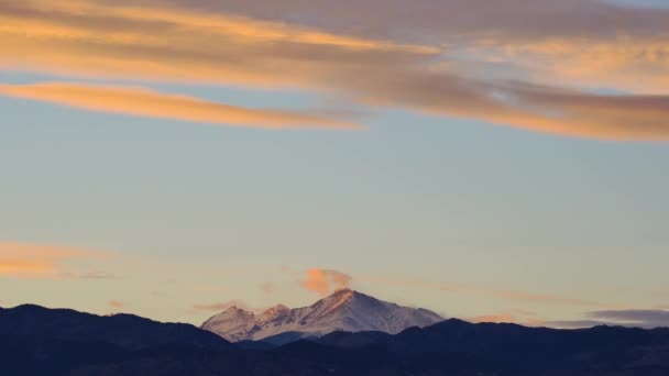 Lapso Tiempo Nubes Flotantes Sobre Pico Montaña — Vídeos de Stock