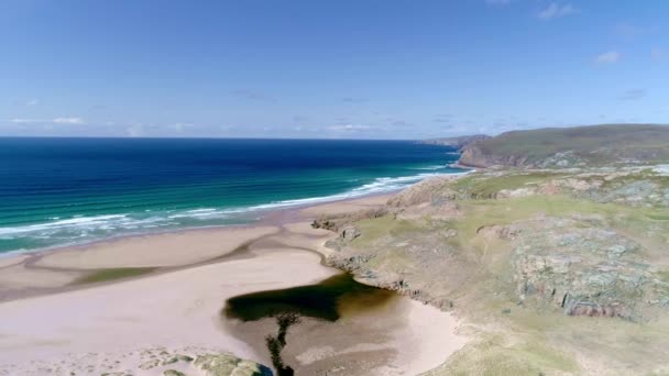 サザーランドのサンドウッド湾 Sandwood Bay として知られるスコットランドの田舎のビーチにある豪華な熱帯色のビーチ ターコイズブルーの海 — ストック動画