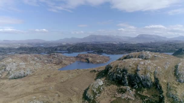 Aerial Bergerak Melalui Pemandangan Pegunungan Yang Menakjubkan Lochs Mengukir Melalui — Stok Video