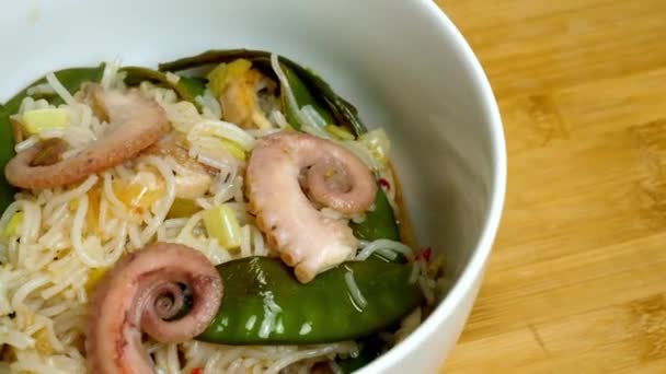 Stir Fry Bowl Noodles Octopus Mangetout Rotating Shot Wooden Surface — Stock Video