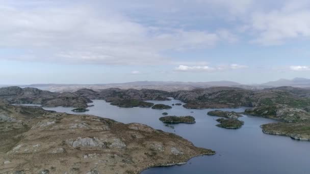 Aérienne Tournante Autour Loch Abritant Plusieurs Îles Les Montagnes Océan — Video