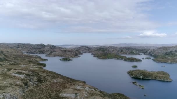 Aérea Lateral Amplio Lago Lleno Pequeñas Islas Entorno Rocoso Páramo — Vídeos de Stock