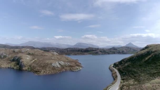 Aerial Déplace Dessus Une Route Campagne Éloignée Long Grand Loch — Video