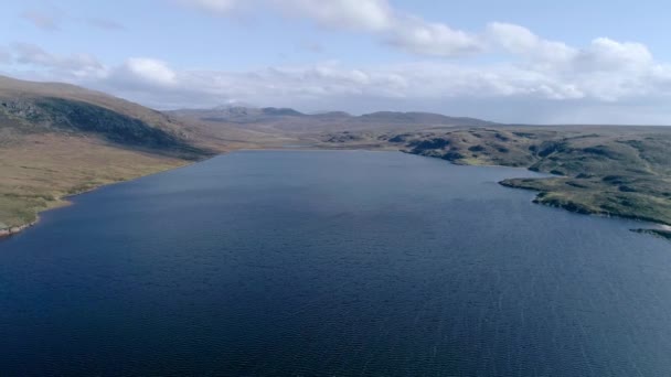 Aereo Movimento Lateralmente Sopra Ampio Lago Sandwood Sulla Costa Occidentale — Video Stock