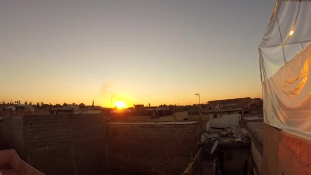 Zeitraffer Bei Sonnenuntergang Auf Drehbarem Zifferblatt Links Von Den Dächern — Stockvideo