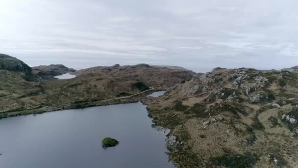 Antena Mueve Hacia Arriba Sobre Una Antena Orientada Hacia Isla — Vídeos de Stock