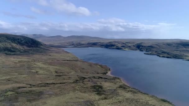 Seguimiento Aéreo Tierra Adentro Por Encima Del Lago Sandwood Sutherland — Vídeos de Stock